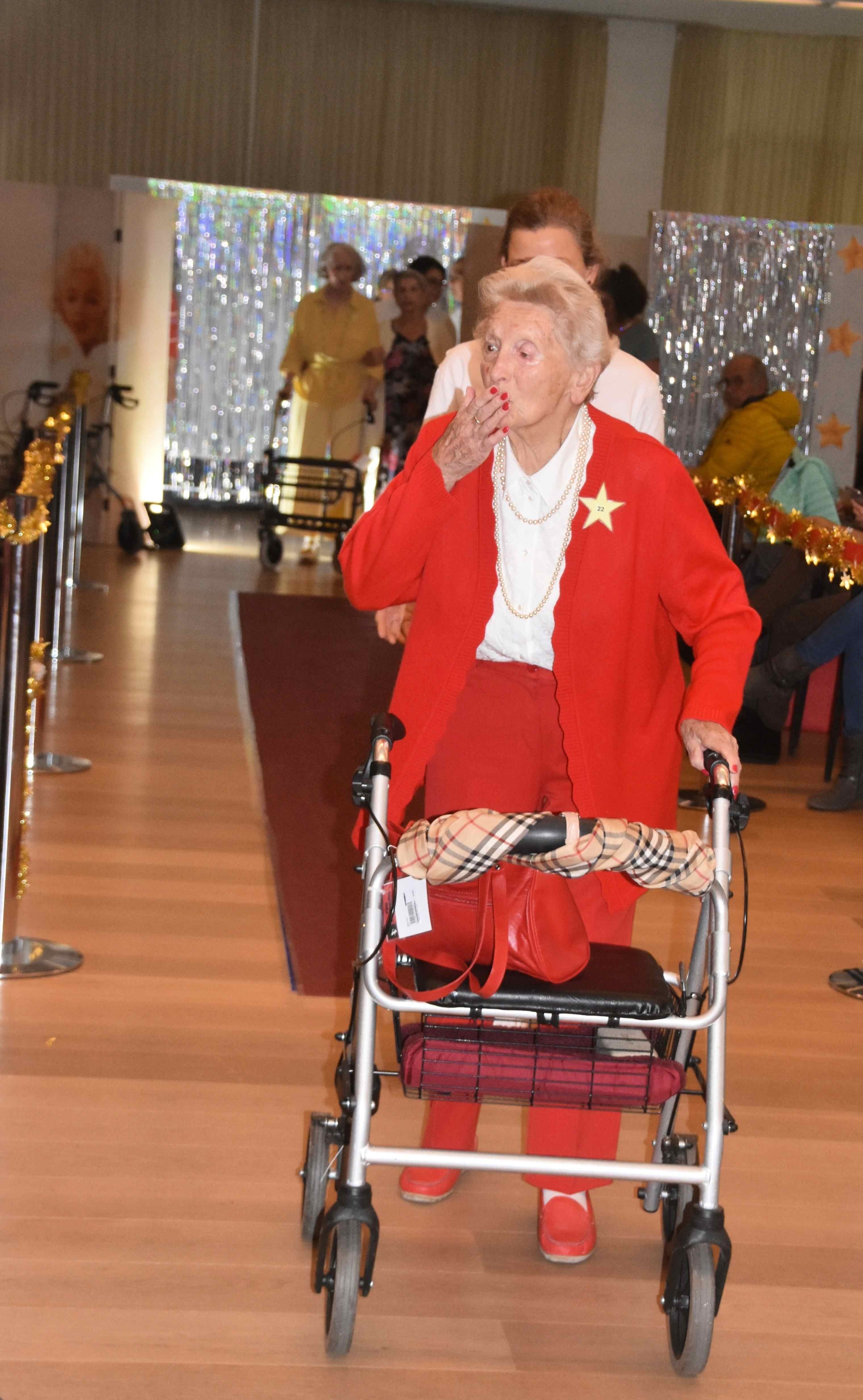 Pflege Donaustadt, Modenschau, Bewohnerin mit Pflegekraft