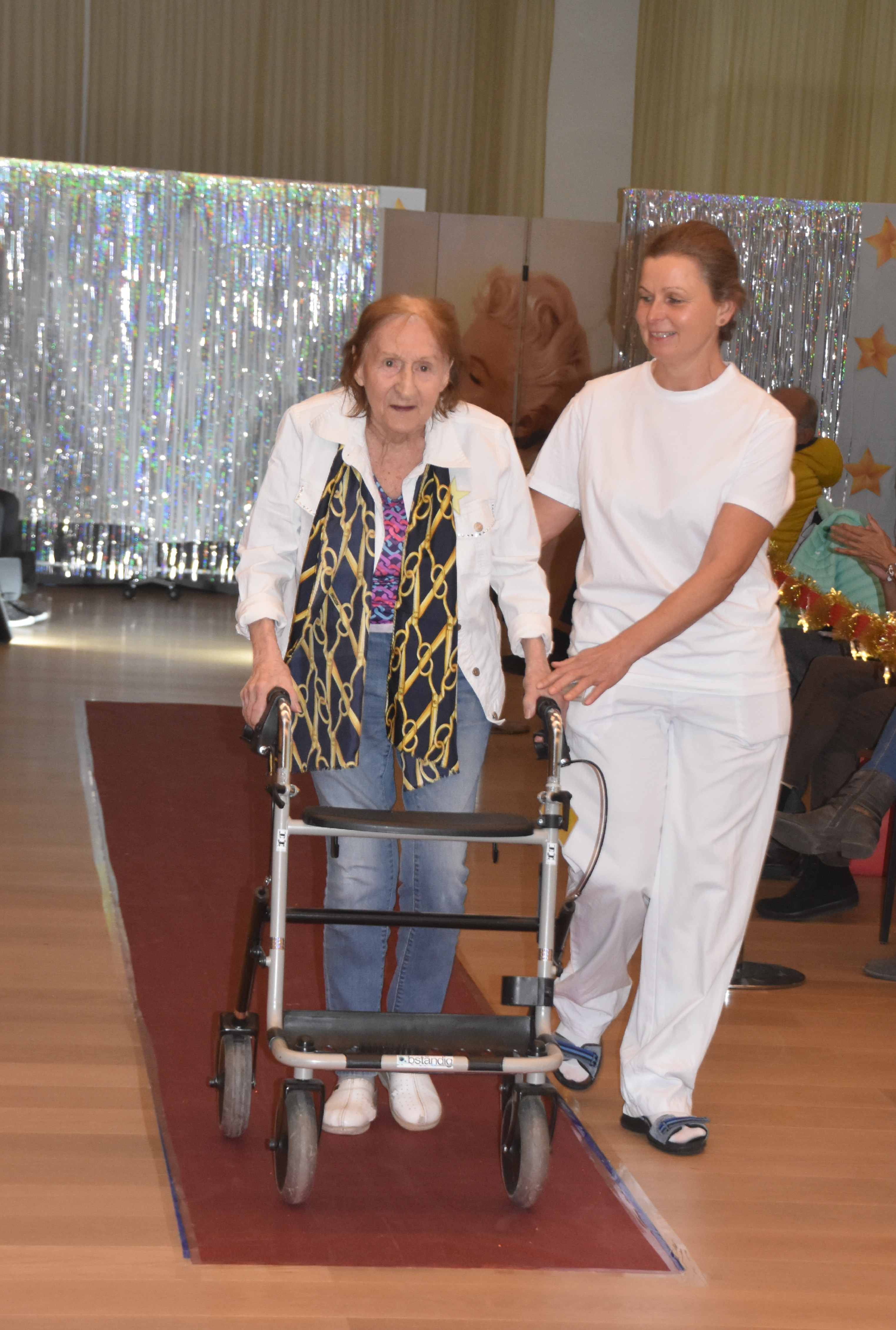 Pflege Donaustadt, Modenschau, Bewohnerin mit Begleitung