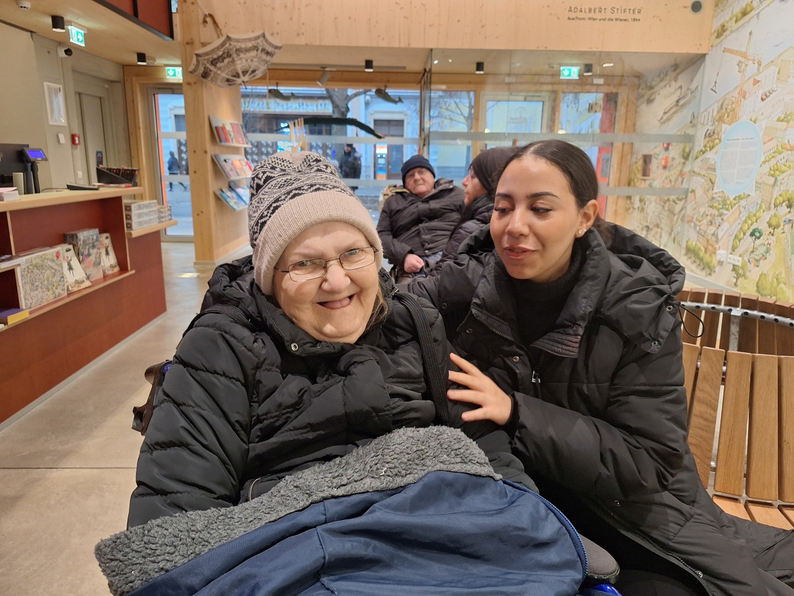 Pflege Donaustad, Riesenradmuseum, Bewohnerin mit Begleitung