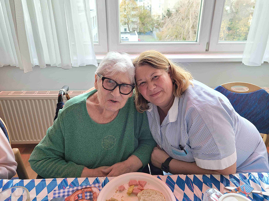 Betreuerin und Bewohnerin beim Leberkäsfest in der Pflege Floridsdorf