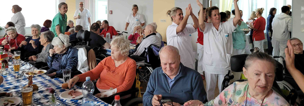 Betreuer*innen und Bewohner*innen beim Leberkäsfest in der Pflege Floridsdorf