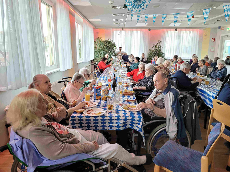 Bewohner*innen beim Leberkäsfest in der Pflege Floridsdorf