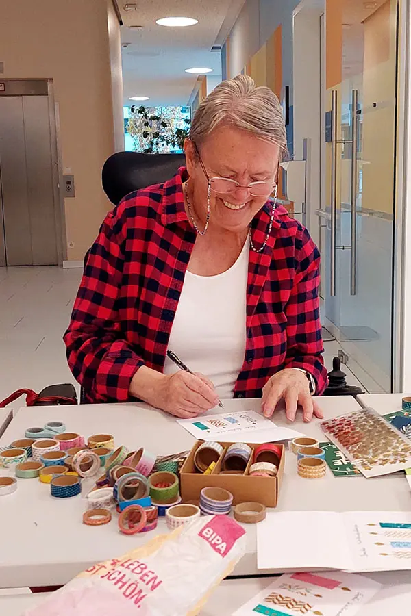 Bewohnerin erstellt Weihnachtskarten in der Pflege Leopoldstadt