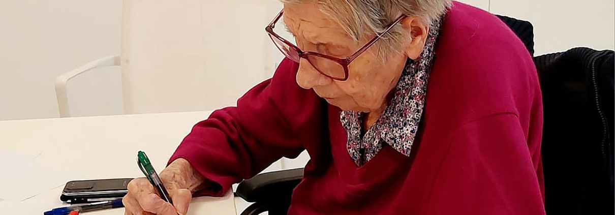 Bewohnerin erstellt Weihnachtskarten in der Pflege Leopoldstadt