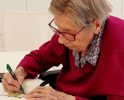 Bewohnerin erstellt Weihnachtskarten in der Pflege Leopoldstadt