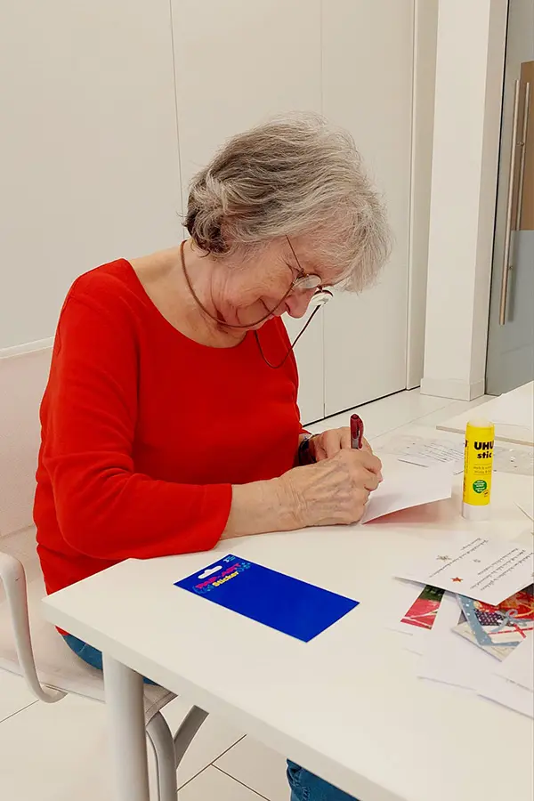 Bewohnerin erstellt Weihnachtskarten in der Pflege Leopoldstadt