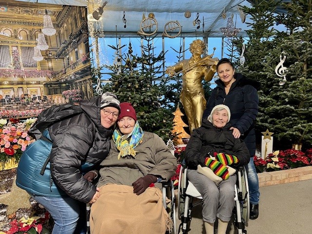 Bewohner*innen mit Begleitung am Adventmarkt in den Blumengärten Hirschstetten