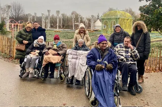 Bewohner*innen mit Begleitung am Adventmarkt in den Blumengärten Hirschstetten