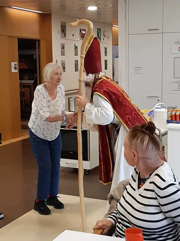 Besuch des Nikolo in der Pflege Liesing