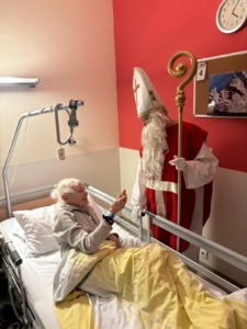 Pflegewohnhaus Meidling Nikolo bei Bewohnerin am Bett