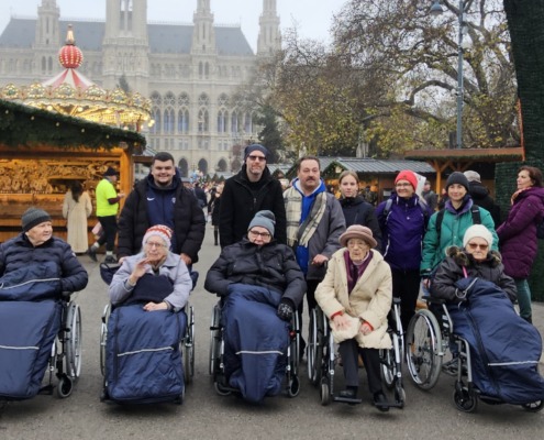 Pflege Rudolfsheim Fuenfhaus Adventmarkt Gruppe mit Betreuern