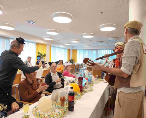 Pflege Baumgarten, Fasching, Bewohner*innen und Pfleger*innen verkleidet