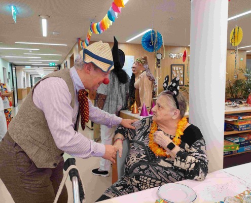 Pflege Baumgarten, Fasching, Bewohnerin und Betreuer verkleidet