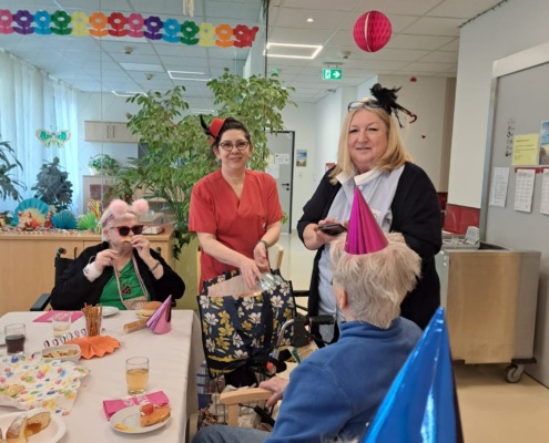 Pflege Floridsdorf, Faschingsfest, Menschen feiern