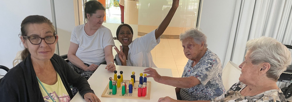 Pflege Leopoldstadt - Bewohner*innen spielen Brettspiele
