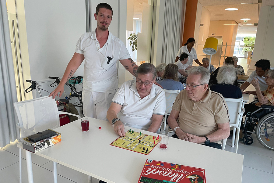Pflege Leopoldstadt - Bewohner*innen spielen Mensch ärgere dich nicht