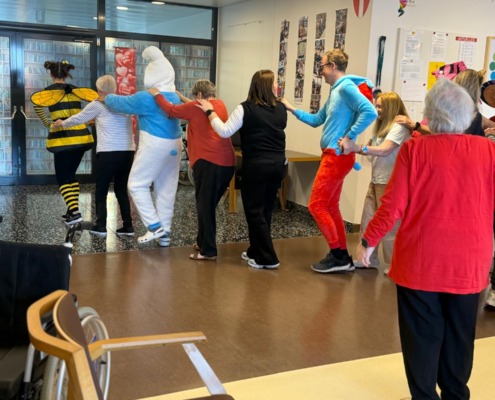 Pflege Liesing, Fasching, Menschen tanzen