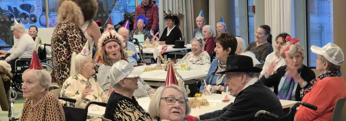 Pflege Rudolfsheim-Fünfhaus, Fasching, Veranstaltungsaal, Bewohner*innen und Betreuer*innen