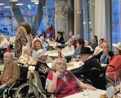 Pflege Rudolfsheim-Fünfhaus, Fasching, Veranstaltungsaal, Bewohner*innen und Betreuer*innen
