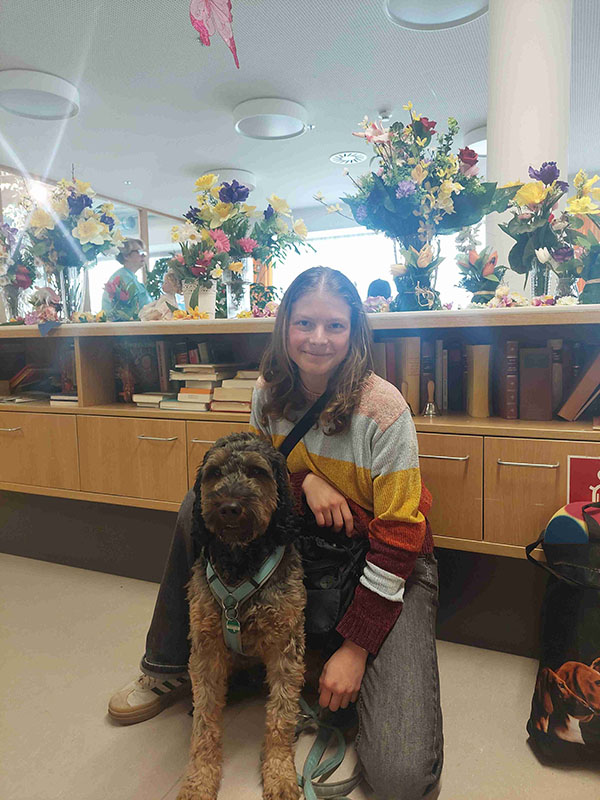 Tiertherapeutin Sophia mit ihrem Hund Bruno