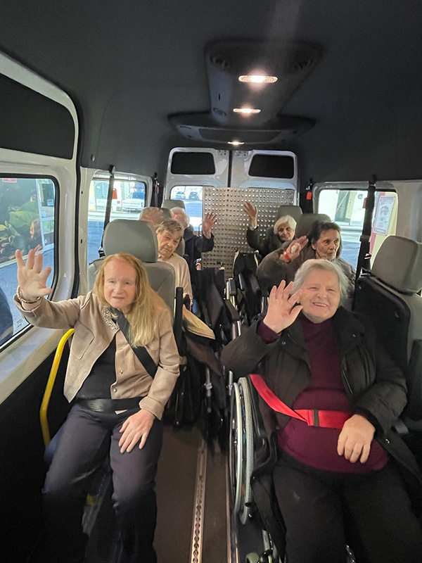 Bewohnerinnen der Pflege Liesing im Bus auf dem Weg ins Schokoladenmuseum