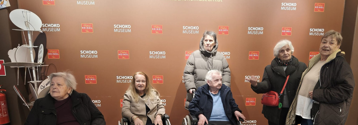 Gruppenfoto von Bewohnerinnen der Pflege Liesing im Schokoladenmuseum