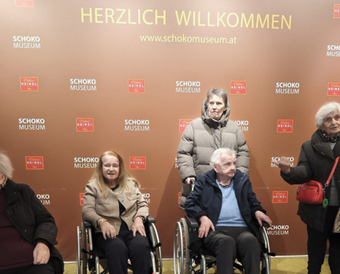 Gruppenfoto von Bewohnerinnen der Pflege Liesing im Schokoladenmuseum