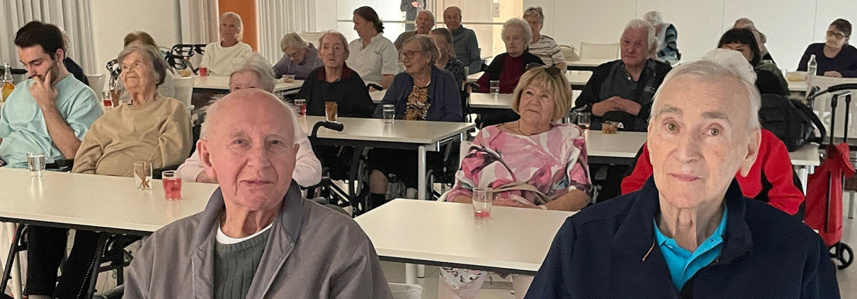 Zuschauer*innen der Pflege Leopoldstadt beim DVD Musiknachmittag