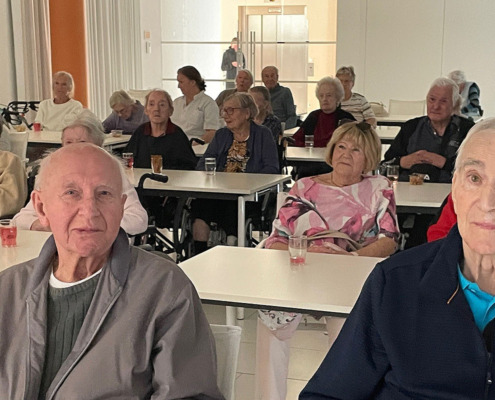 Zuschauer*innen der Pflege Leopoldstadt beim DVD Musiknachmittag