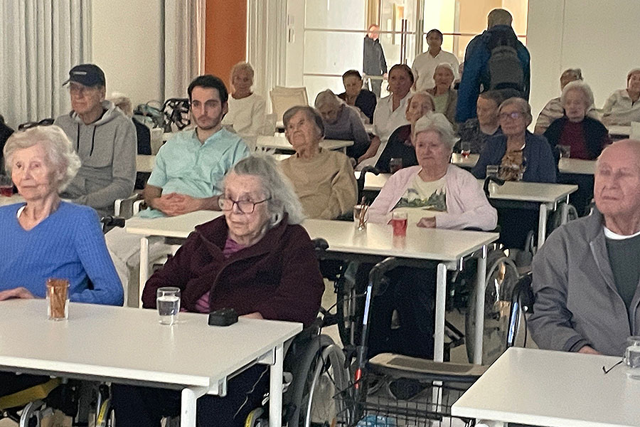 Zuschauer*innen der Pflege Leopoldstadt beim DVD Musiknachmittag