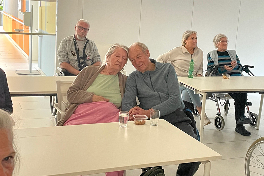 Zuschauer*innen der Pflege Leopoldstadt beim DVD Musiknachmittag