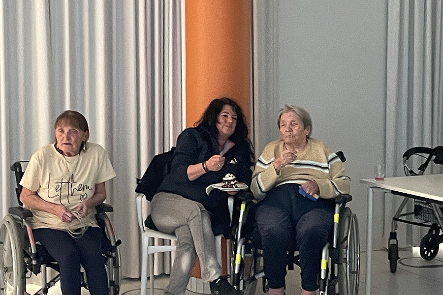 Zuschauer*innen der Pflege Leopoldstadt beim DVD Musiknachmittag