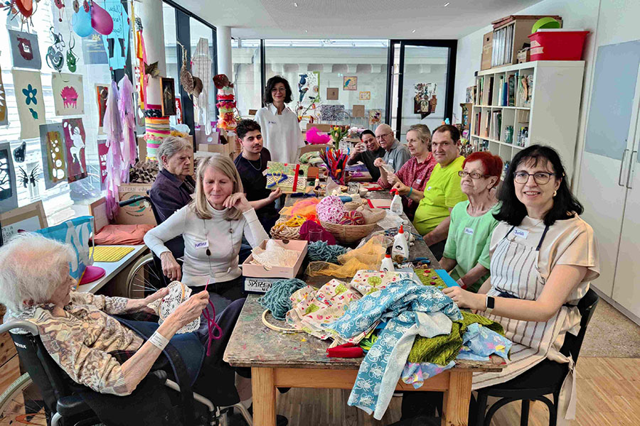 Bewohner*innen der Pflege Innerfavoriten im Künstlerhaus beim Basteln