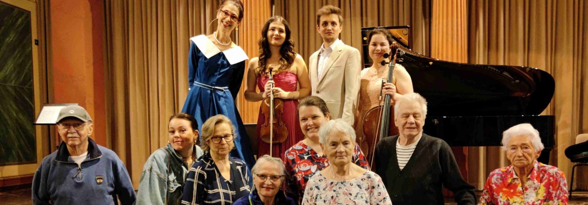 Pflege Innerfavoriten, Musikverein Bewohner*innengruppe vor der Bühne