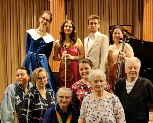 Pflege Innerfavoriten, Musikverein Bewohner*innengruppe vor der Bühne