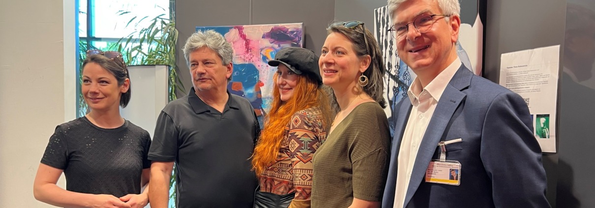 Künstlerin und Direktor der Pflege Meidling beim Galerierundgang