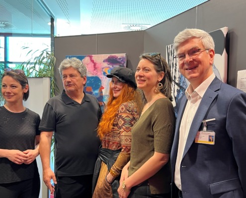 Künstlerin und Direktor der Pflege Meidling beim Galerierundgang