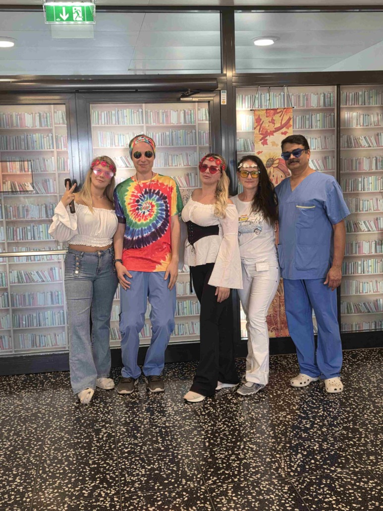 Pflege Liesing, Hippiefest, kostümierte Pflegefachkräfte, Gruppenfoto