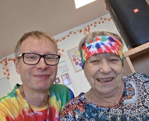 Pflege Liesing, Hippiefest, kostümierte Pflegefachkraft und Bewohnerin