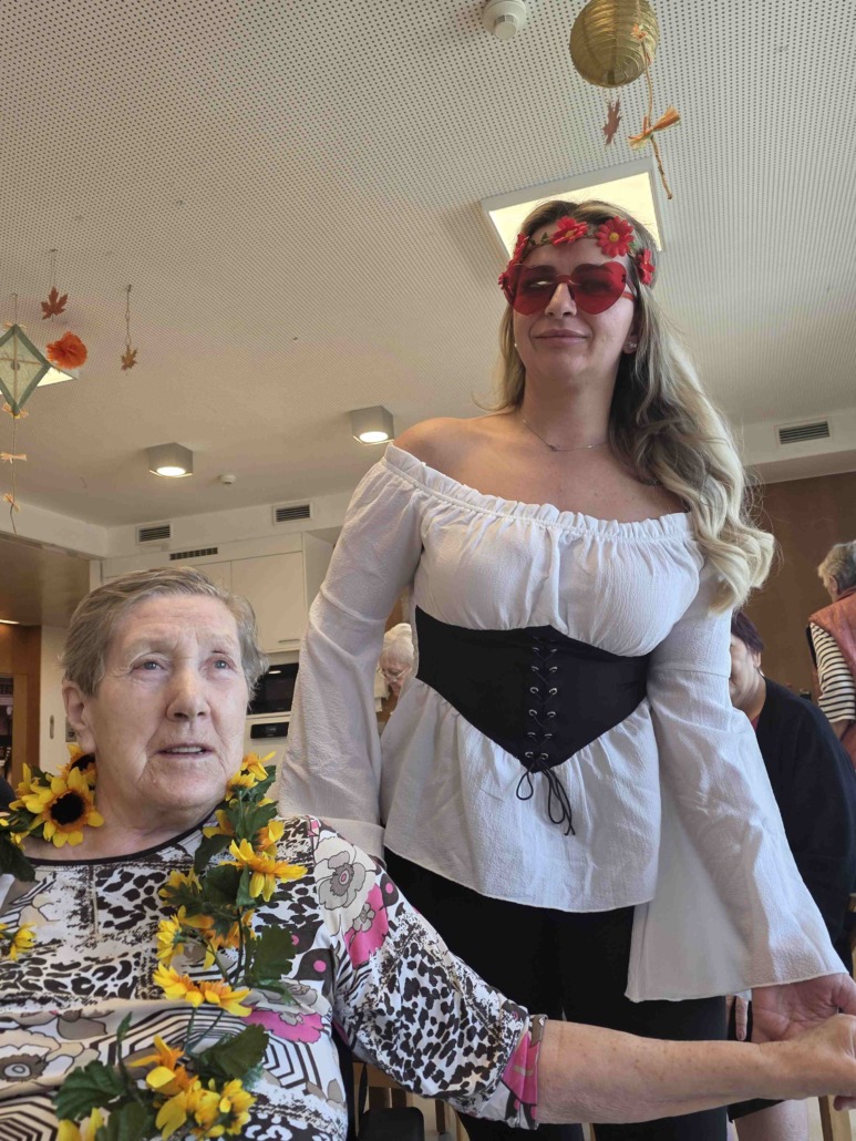 Pflege Liesing, Hippiefest, kostümierte Pflegefachkraft und Bewohnerin