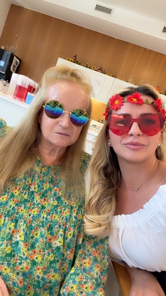 Pflege Liesing, Hippiefest, kostümierte Pflegefachkraft und Bewohnerin