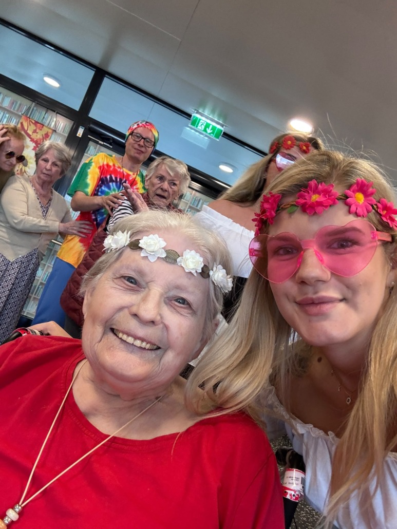 Pflege Liesing, Hippiefest, kostümierte Pflegefachkraft und Bewohnerin