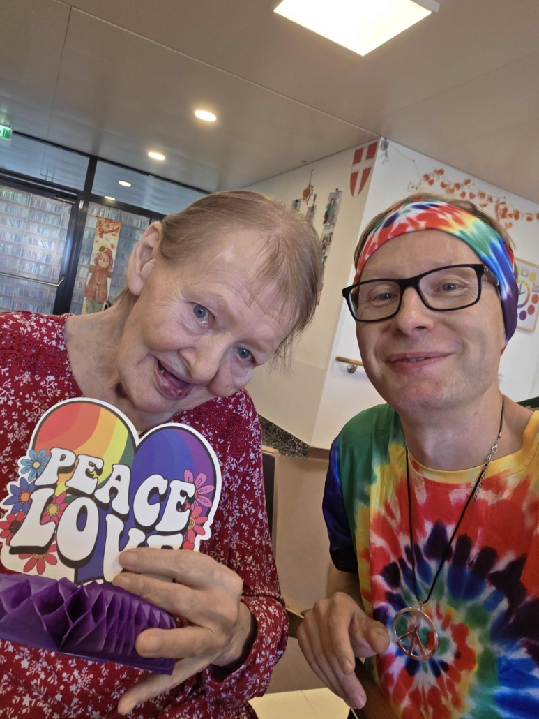 Pflege Liesing, Hippiefest, kostümierte Pflegefachkraft und Bewohnerin